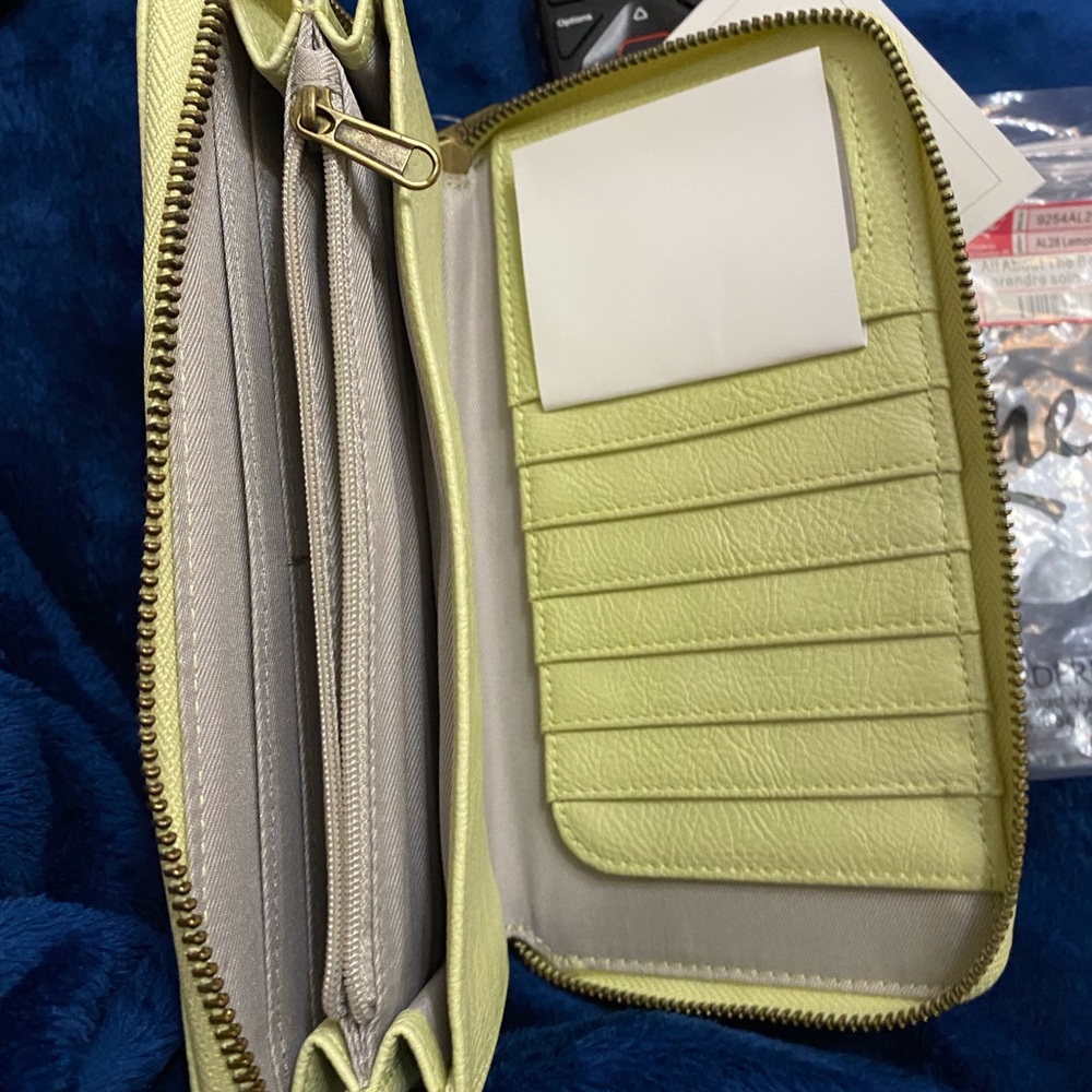 Thirty-One Wallet with Wristlet Strap. - Picture 3 of 6